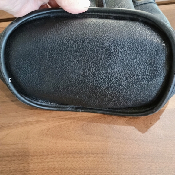 Tommy Hilfiger Black Leather Bucket Bag - Picture 4 of 10